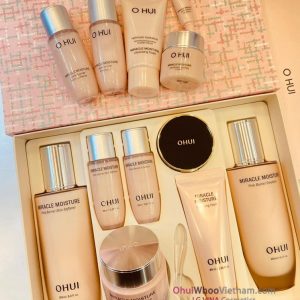 Set Ohui Miracle Moisture Cấp Ẩm Dưỡng Da Trắng Hồng 7 Sản Phẩm (Tặng Phấn Nước)