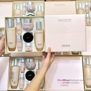 Set Ohui Miracle Moisture Cấp Ẩm Dưỡng Da Trắng Hồng 7 Sản Phẩm (Tặng Phấn Nước)